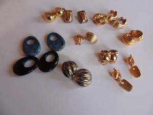 lot 323 image: 11 pair of earrings