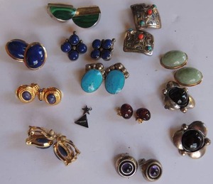 lot 322 image: 11 pair of earrings