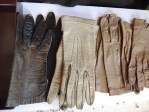 lot 305 image: 4 pair of ladies medium driving and riding gloves in equestrian glove box