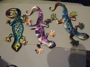 lot 249 image: 3 tin wall geckos