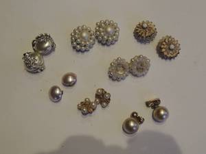 lot 241 image: 7 pair vintage clip on earrings