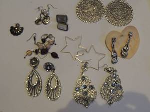 lot 266 image: 9 pair of earrings