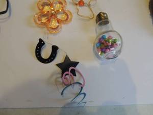 lot 246 image: light bulb full of varied color earrings and a makeup table Mobil