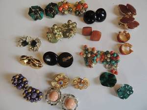 lot 243 image: 15 pair of vintage matching earrings