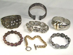 lot 166 image: Assorted fashion bracrelets
