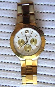 lot 185 image: Michael Kors gold tone watch model MK-5933 (Crystal bezel has chip - needs new batteries)