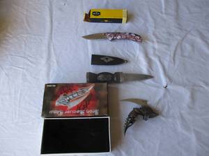 lot 45 image: 3-Knifes, 1-NIB-Buck Pocket Knife, 1- Hawaiian Design 8 Dagger, 1 NIB- Iron Reaver Finger Claw-Blade # MC-1026, 3 x Money