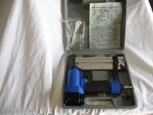 lot 82 image: 2 IN 1 combination 18-Ga. Pneumatic Nailer  Stapler Model SF5040 In Plastic Case.