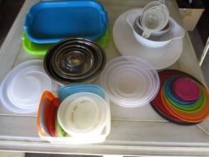 lot 122 image: Large Lot Of Metal Bowls With Plastic Lids, Plastic Bowls With Lids And Other Mixed Plastic Items