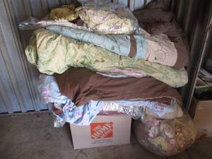 lot 134 image: LARGE Amount Of Blankets, Bedspreads And Throws