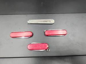 lot 107 image: Selection of pocketknives