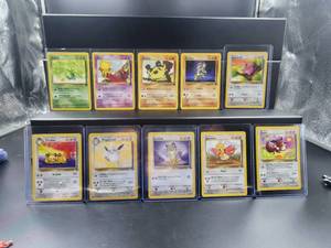 lot 17 image: Selection of Pokmon cards