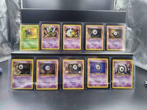 lot 25 image: Selection of Pokmon cards