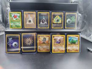 lot 46 image: Selection of Pokmon cards