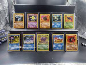 lot 68 image: Selection of Pokmon cards