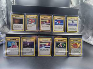 lot 81 image: Selection of Pokmon cards