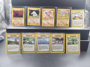 lot 101 image: Selection of Pokmon cards