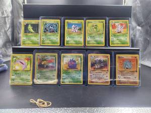 lot 161 image: Selection of Pokmon cards