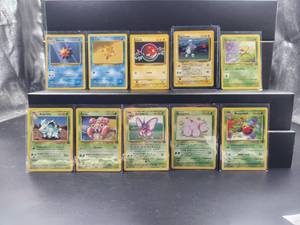 lot 219 image: Selection of Pokmon cards