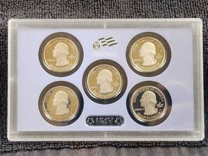 lot 213 image: 2010 USA mint proof set of Quarters of the States