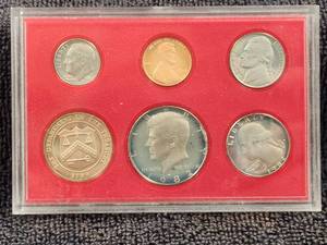 lot 248 image: 1982 Department of the Treasury coin set