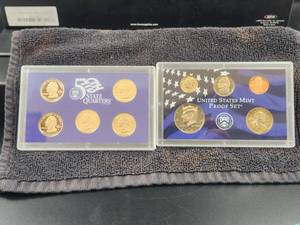 lot 155 image: 2002 United States Mint Proof Set - includes issued State Quarters