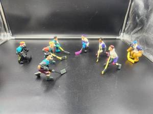 lot 144 image: 1995 Tonka toy Hockey action figures