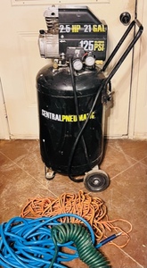 lot 4 image: 2.5hp 21 Gallon Central Pneumatic Air Compressor WHoses Included