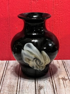 lot 12 image: Kamei Studios Art Glass Vase $$