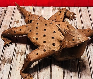 lot 28 image: 31 Long Metal Yard Art Horned Toad