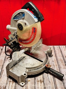 lot 25 image: Delta 10 Compound Power Miter Saw W2 x 6 &amp 4 x 4 Cutting Capacity