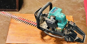 lot 32 image: 18 WeedeaterPoulan Excalibur GHT-180 Stainless Steel Blade Gas-Powered Hedge Trimmer