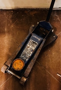 lot 43 image: Vintage Heavy Duty Michelin 3-12 Ton Low Profile Floor Jack