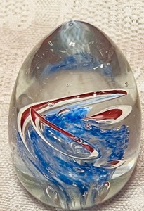 lot 70 image: Vintage Roger Vines 1986 Mount St. Helens Glass Egg Paperweight&nbsp