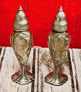lot 87 image: Vintage Silver Plated Stanhope Leaf &amp Vine Salt &amp Pepper Shakers