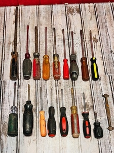 lot 105 image: 18 Assorted Flat Head Screwdrivers&nbsp