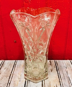 lot 132 image: Vintage Anchor Hocking Star of David Press-cut Heavy Lead Chrystal Glass 10 Flower Vase&nbsp