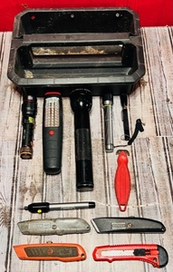 lot 150 image: Lot of Five Flashights (Including 2 Maglights), Five Cutting Blade, &amp One Engraving Pen in a Milwaukee Tool Tray