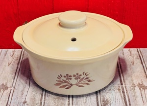 lot 215 image: Vintage Pfaltzgraff Stoneware Dutch Oven
