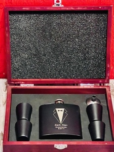 lot 218 image: Alchohol Flask Gift Set in Wooden Case