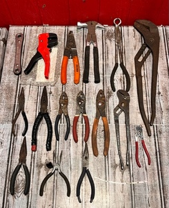 lot 222 image: Fifteen Pairs of Pliers and Specialty Tools