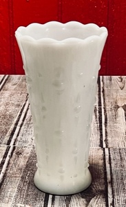 lot 261 image: Vintage Anchor Hocking Milk Glass Vase WScalloped Edge &amp TeardropDot Pattern