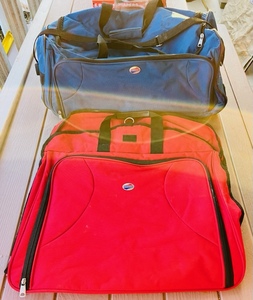 lot 264 image: American Tourister Duffle &amp Hanging Bags