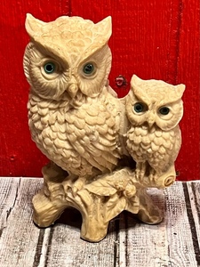 lot 292 image: Vintage 8 StoneResin Pair of Owls W Green Eyes