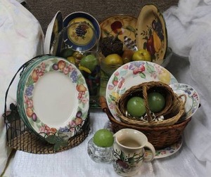 lot 27 image: Fruit Themed Dcor