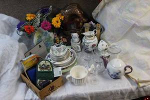 lot 28 image: Floral Themed Dcor and More