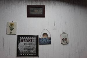 lot 100 image: Wall Decor