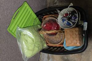 lot 102 image: Basket full of home dcor and craft items