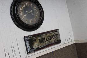 lot 142 image: wall dcor
