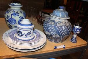 lot 146 image: blue and white ceramic items